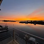 Apartment Ny Rorbu Med Fantastisk Havutsikt - Rett Ved Vannet - Inntil 6 Personer *