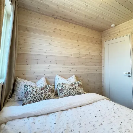 Ny Rorbu Med Fantastisk Havutsikt - Rett Ved Vannet - Inntil 6 Personer Apartment Bronnoysund